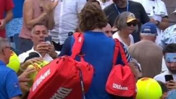 O Τσιτσιπάς εξήγησε γιατί υπέγραψε αυτόγραφα μετά την ήττα: «Με θαυμάζουν τα παιδιά, ελπίζω να έκανα τον κόσμο χαρούμενο»