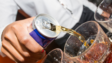 ΗΠΑ: Παιδίατροι ζητούν να απαγορευτεί η πώληση ενεργειακών ποτών σε παιδιά - Αυξάνονται διαρκώς τα επίπεδα καφεΐνης