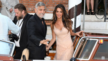 Φεστιβάλ Βενετίας: H Αμάλ Κλούνεϊ με ρομαντικό lingerie φόρεμα και strappy πέδιλα