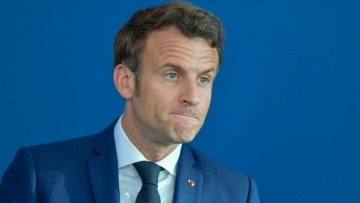 Γαλλία - Μακρόν: «Πρέπει να είμαστε ανυποχώρητοι» στην απαγόρευση της αμπάγιας στο σχολείο
