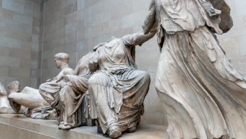 Υπέρ της επιστροφής των Γλυπτών οι Times: «Πρέπει να εκτεθούν στο φυσικό τους μέρος»