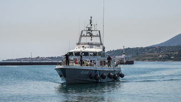 Βίντεο: Μεγάλη επιχείρηση του Λιμενικού νότια της Σερίφου - Διασώθηκαν 61 μετανάστες, χειροπέδες σε δύο διακινητές