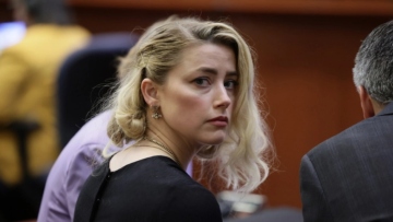 Άμπερ Χερντ: Εθεάθη με πατερίτσες στη Μαδρίτη - Δείτε φωτογραφίες