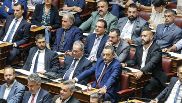 Τι ζυγίζουν στην κυβέρνηση πριν παρέμβουν για τους Σπαρτιάτες - Τα σενάρια ρύθμισης και το εκλογοδικείο