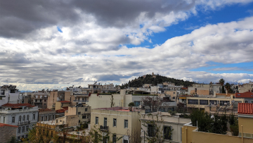 Καιρός: Υψηλές για την εποχή θερμοκρασίες σήμερα και τοπικές βροχές - Πότε έρχεται ξανά το κρύο