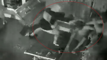 Εξοργιστικό βίντεο από τη Λεμεσό: Η στιγμή που άστεγος δέχεται επίθεση την ώρα που κοιμάται