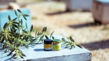 Μια μελισσοκόμος μάς λέει γιατί είναι καλό να προτιμάμε φυσικά καλλυντικά