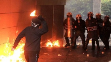 Επεισόδια στου Ζωγράφου - Φωτιές έξω από τη φοιτητική εστία στα Ιλίσια