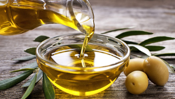 Ελαιόλαδο: Με τις τιμές στα ύψη, σπάνε ρεκόρ τα περιστατικά νοθείας και οι απάτες στην ΕΕ