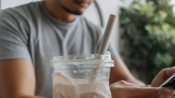 Χάρτινα καλαμάκια: Τα «παντοτινά χημικά» που περιέχουν καταλήγουν στα ροφήματα - Τι προκαλούν