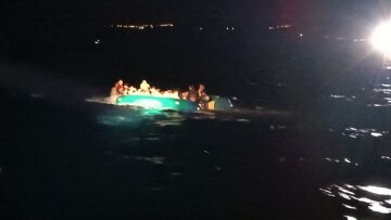 Βίντεο: Το Λιμενικό διασώζει 46 μετανάστες που βρίσκονταν σε φουσκωτή βάρκα ανοιχτά της Λέσβου