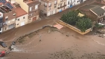 Κακοκαιρία στην Ισπανία: Αποκλείστηκαν στις στέγες των σπιτιών τους - Δύο νεκροί, δύο αγνοούμενοι