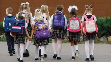 Γαλλία: Επιστροφή της σχολικής στολής για τους μαθητές θέλει ο υπουργός Παιδείας