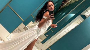 Η Ιρίνα Σάικ σε νέα ανάρτηση με λευκό διάφανο φόρεμα χωρίς σουτιέν