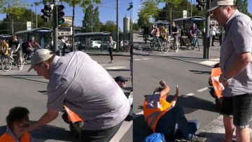 Γερμανία: Σφαλιάρα στο πρόσωπο έφαγε ακτιβιστής της «Τελευταίας Γενιάς» στο Μόναχο - Βίντεο