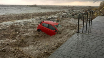 Κακοκαιρία Daniel: Πάνω από 1,5 μ. η στάθμη του νερού στον Άγ. Ιωάννη Πηλίου - Αυτοκίνητα χάνονται μέσα στα κύματα