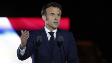 Γαλλία - Μακρόν: Λέει «οui» στην απαγόρευση της ισλαμικής αμπάγια και την καθιέρωση της σχολικής στολής