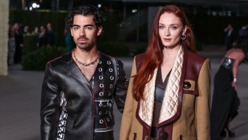 O Τζο Τζόνας φωτογραφίζεται με τη βέρα του, παρά τα δημοσιεύματα πως πήρε διαζύγιο από τη Σόφι Τέρνερ