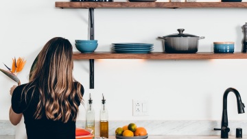 Πώς να διατηρήσετε το σπίτι τακτοποιημένο σύμφωνα με μία interior designer