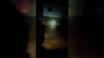 Κακοκαιρία Daniel: Βίντεο με άνδρες της ΕΜΑΚ να ψάχνουν αγνοούμενους στον Βόλο μέσα σε βάρκα