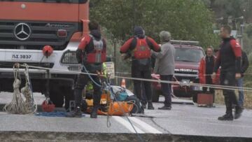 Κακοκαιρία Daniel: Με σχοινιά μετέφεραν νεφροπαθείς μετά από κατάρρευση γέφυρας