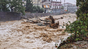 Κακοκαιρία Daniel: Σαρώνει Καρδίτσα, Φθιώτιδα, Πελοπόννησο, Εύβοια - Εκκενώνονται χωριά