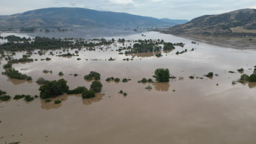 Κακοκαιρία Daniel: Σε λίμνη μετατράπηκε το Κουτσόχερο στη Λάρισα – Δείτε βίντεο