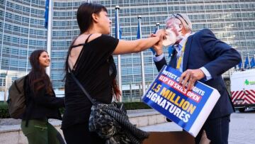 Βρυξέλλες: Ακτιβίστριες πέταξαν τάρτες στον CEO της Ryanair - «Είναι οι αγαπημένες μου» απάντησε
