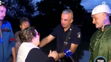Τρίκαλα - Κακοκαιρία «Daniel»: Το συγκινητικό «ευχαριστώ» ηλικιωμένης που διασώθηκε σε αστυνομικό