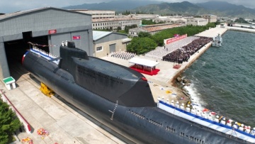 Βόρεια Κορέα: Σε πανηγυρικό κλίμα καθελκύει το πρώτο της «υποβρύχιο επίθεσης με τακτικά πυρηνικά όπλα»