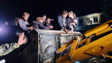 Τρίκαλα: Με γκρέιντερ διέσωσαν παιδιά και οικογένειες στα Μεγάλα Καλύβια