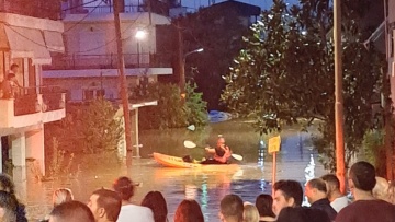 Κακοκαιρία «Daniel»: Έκλεισε η Εθνική Οδός στο ύψος της Λάρισας λόγω υπερχείλισης του Πηνειού