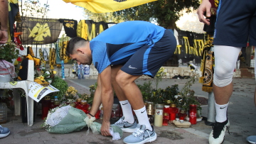 Ελλάδα: Οι διεθνείς ποδοσφαιριστές κατέθεσαν λουλούδια στο σημείο της δολοφονίας του Μιχάλη Κατσουρή - Φωτογραφίες 