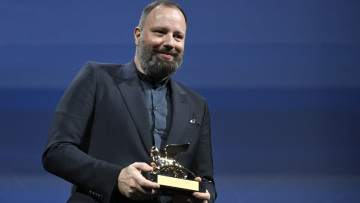 Θρίαμβος στη Βενετία για τον Γιώργο Λάνθιμο: Κέρδισε το Χρυσό Λέοντα για το «Poor Things»