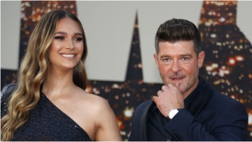 Βίντεο: Ο Ρόμπιν Θικ μεθυσμένος έξω από μπαρ, παραπατάει και η σύντροφός του αντιδράει - «Είναι γαμ***να ντροπιαστικό»