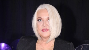 Ρούλα Κορομηλά: Η συγκινητική φωτογραφία από τη διάσωση μίας ηλικιωμένης από στρατιωτικό