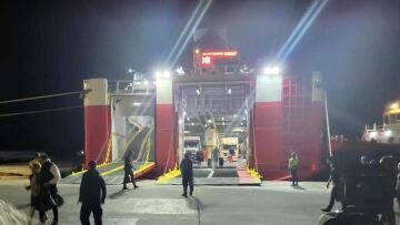 Ραφήνα: Έδεσε στο λιμάνι το «Fast Ferries Andros» με τους 731 επιβάτες ύστερα από 18 ώρες (βίντεο και φωτογραφίες)
