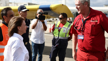 Με τους Ελβετούς που έδωσαν μάχη με τη φωτιά στον Έβρο συναντήθηκε η Σακελλαροπούλου