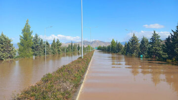 Κακοκαιρία «Daniel»: Αδιάβατη λίμνη για χιλιόμετρα η εθνική οδός μετά τα Τέμπη – Δείτε βίντεο και φωτογραφίες
