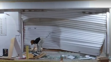 Μέγαρα: Διέρρηξαν κοσμηματοπωλείο με... αγροτικό - Έσπασαν τα ρολά με την καρότσα