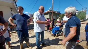 Βόλος: Ο Μπέος... έπεσε πάνω σε εθελοντές της ΚΝΕ και εξαγριωμένους κατοίκους - «Μαλ... χοντρέ» (βίντεο)