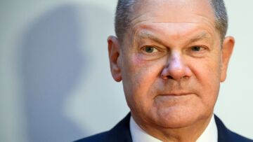 Γερμανία: Ο Σολτς έκανε την πρώτη εμφάνιση μπροστά σε κόσμο μετά τον τραυματισμό στο μάτι