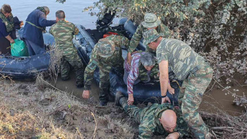 Ποιος ειναι ο πεζοναύτης που ξάπλωσε στις λάσπες για να περάσουν πάνω του ηλικιωμένοι πλημμυροπαθείς