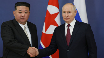 Καρέ καρέ η συνάντηση Πούτιν - Κιμ Γιονγκ Ουν: Μεγαλομανία, διαστημική τεχνολογία και υποσχέσεις για πυρομαχικά και τρόφιμα