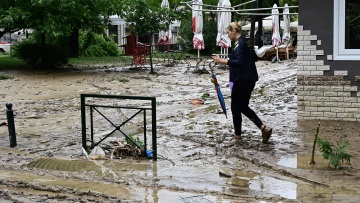 Βόλος: Για ένατη μέρα χωρίς πόσιμο νερό - Τόνοι λάσπης και σκόνη «πνίγουν» την πόλη