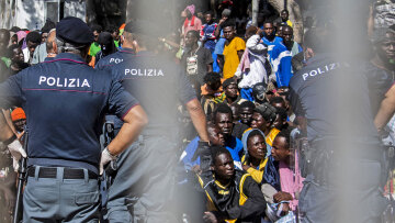 Μεταναστευτικό - «Μη μας αφήνετε μόνους»: Έκκληση Ταγιάνι στην ΕΕ μετά το χάος στη Λαμπεντούζα 