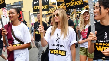 Η Μάργκοτ Ρόμπι με πλακάτ σε πορεία ηθοποιών στο Χόλιγουντ