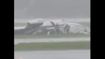 Ινδία: Γλίτωσαν οι έξι επιβάτες και οι δύο πιλότοι του ιδιωτικού τζετ που συνετρίβη