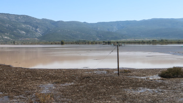 Κακοκαιρία «Daniel»: Υποχωρεί σταδιακά η στάθμη στη λίμνη Κάρλα - Χωρίς πόσιμο νερό για 13η μέρα ο Βόλος