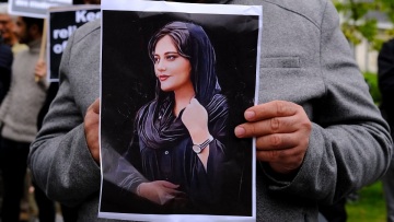 Μαχσά Αμινί: Απαγόρευσαν στην οικογένειά της να μεταβεί στη Γαλλία για το βραβείο Ζαχάροφ